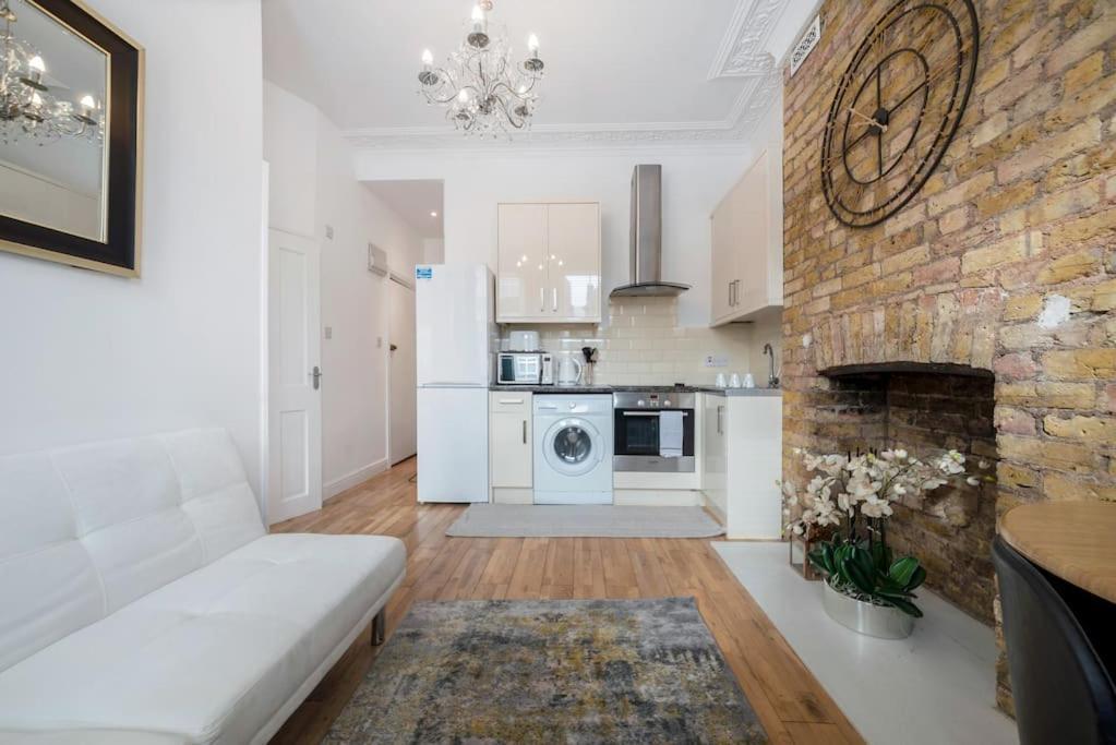 Flat In South West 1 Min To The Station Appartement *