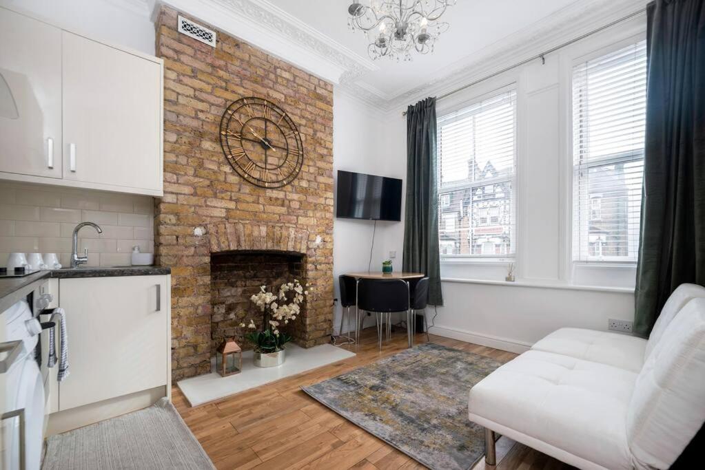 Flat In South West 1 Min To The Station Appartement *