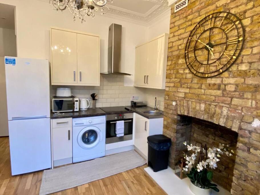 Flat In South West 1 Min To The Station * Londen